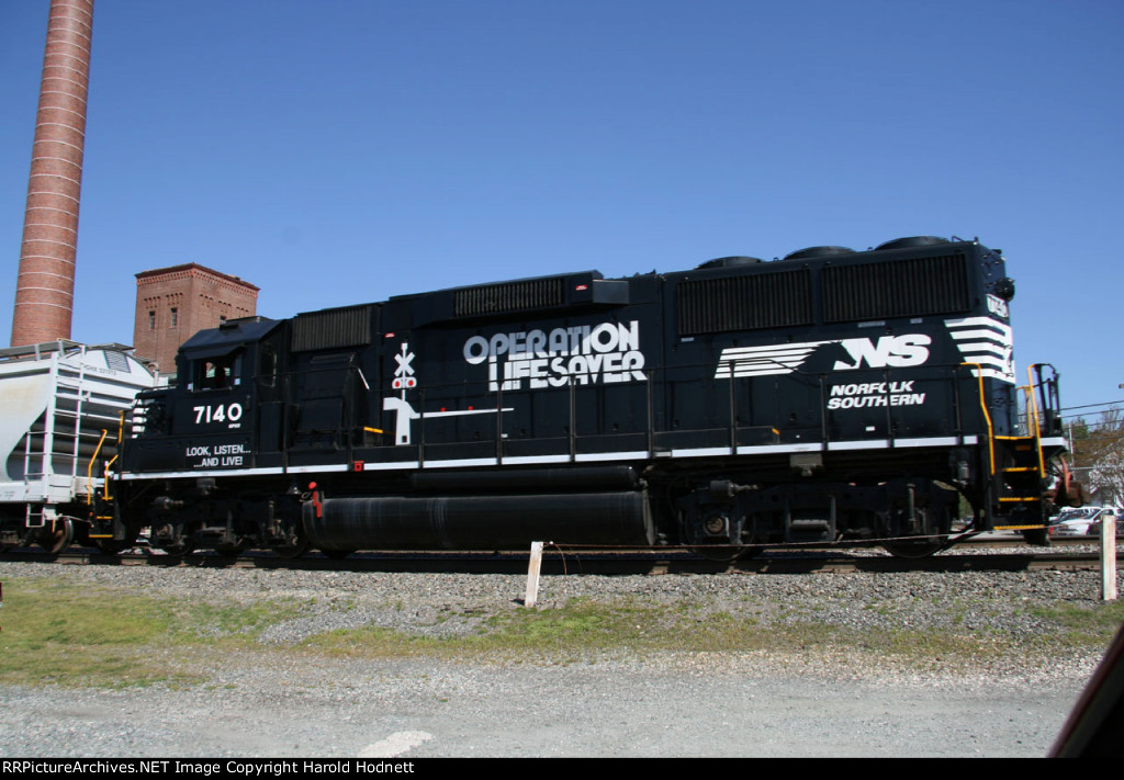 NS 7140 leads train PP05 towards Elm